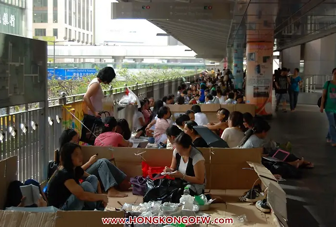 홍콩에서 일하는 필리핀 해외이주노동자(OFW)들이 센트럴역 인근 상가에 모여 일요일을 보내고 있다. 홍콩OFW 홈페이지 갈무리