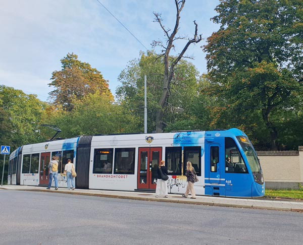 이날 스톡홀름 국가도시공원 내부에서 관광객들이 중앙역 방향으로 출발하는 트램을 타고 있는 모습. 정지윤 기자