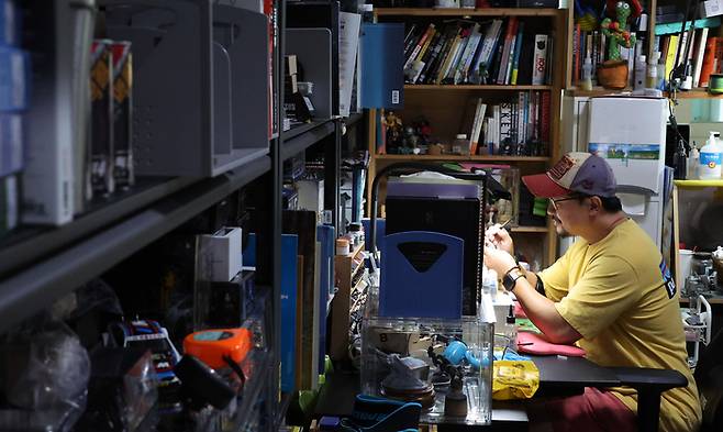 페인팅 작업중인 박준우 강사