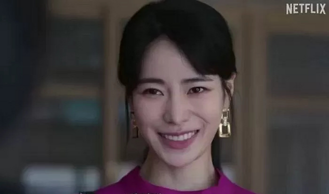 학교 폭력을 다룬 넷플릭스 연재물 ‘더글로리’의 극중 학폭 가해자 연진이 모습. [사진출처=넷플릭스]