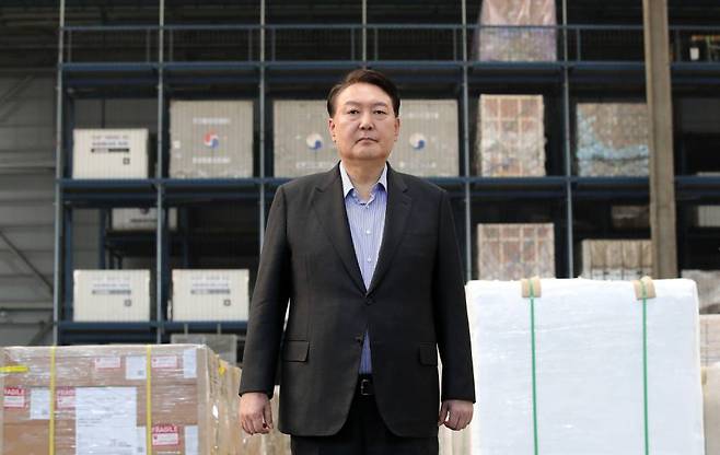 [인천공항=뉴시스] 홍효식 기자 = 윤석열 대통령이 추석 연휴 첫날인 28일 인천국제공항 대한항공 화물터미널을 방문해 원희룡 국토교통부 장관으로부터 '항공 화물 산업 현황과 영종대교 통행료 인하 경과'에 대해 보고받고 있다. 2023.09.28.