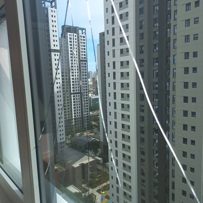 래미안 원베일리 깨진 창호 모습[사진=독자 제공]