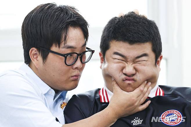 [서울=뉴시스] 정병혁 기자 =  크리에이터 뷰티풀너드의 최제우와 전경민이 13일 서울 마포구 메타코미디 사옥에서 뉴시스와의 인터뷰에 앞서 포즈를 취하고 있다. 2023.09.13. jhope@newsis.com