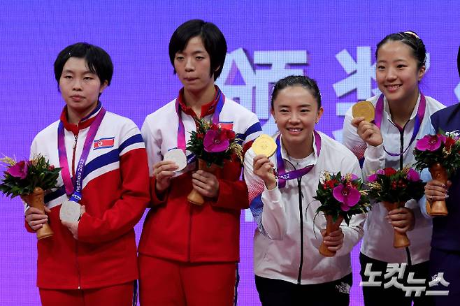 금메달을 목에 건 한국의 전지희-신유빈 조와 은메달을 차지한 북한의 차수경-박수경 조의 엇갈린 희비. 항저우(중국)=황진환 기자