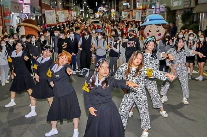 지난해 군산 시간여행축제에서 옛 고교생 복장을 한 서포터즈들이 춤을 선보이고 있다. 군산시 제공