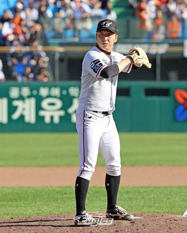 한화 정우람이 2일 대전 NC전에서 투구하고 있다. /사진=한화 이글스