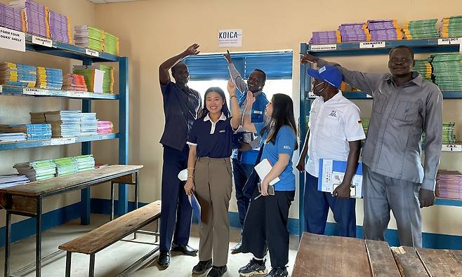 우간다 난민 공동체 도서관 건립 (서울=연합뉴스) 코이카와 유엔난민기구(UNHCR)가 함께 난민과 수용 공동체를 위한 도서관을 건립하고 나서 기념사진을 찍고 있다. [코이카 제공. 재판매 및 DB 금지]