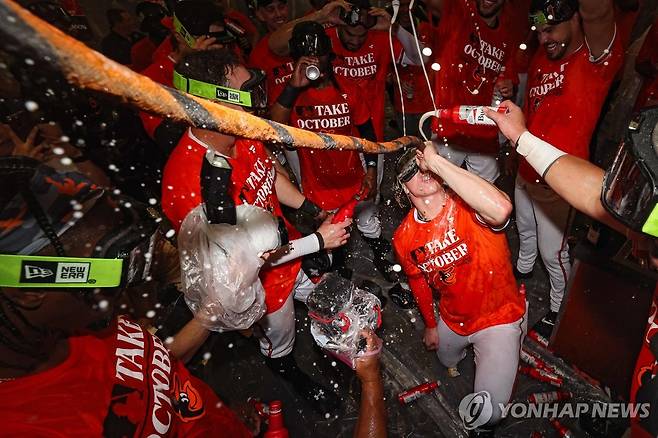 볼티모어 선수단의 '맥주 원샷' 세리머니 [AFP/게티이미지=연합뉴스]