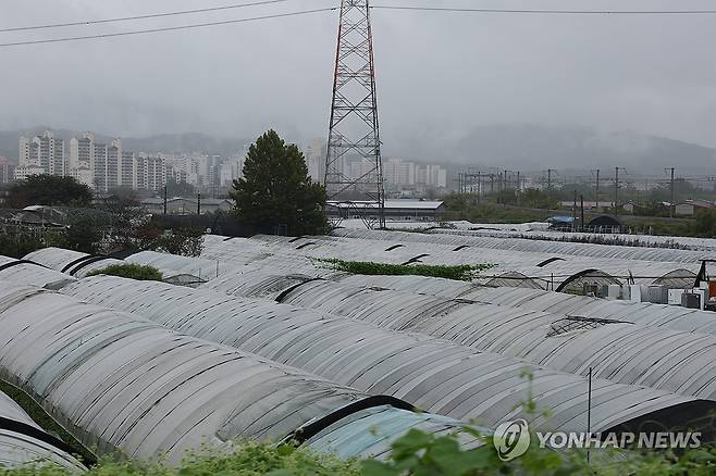 (남양주=연합뉴스) 임병식 기자 = 정부는 26일 제6차 부동산 관계 장관회의를 열고 '주거안정을 위한 주택공급 활성화 방안'을 확정했다. 이에 따라 3기 신도시 3만호를 포함해 총 5만 5천호 수준의 주택 공급 물량을 추가 확보하고 각종 행정절차를 간소화해 공급 속도를 높이기로 했다. 이어 3기 신도시 가운데 남양주 왕숙, 고양 창릉, 하남 교산, 부천 대장은 올해 안에 부지 조성 공사에 착수한다. 사진은 26일 경기 남양주 왕숙지구 일대의 모습. 2023.9.26 andphotodo@yna.co.kr