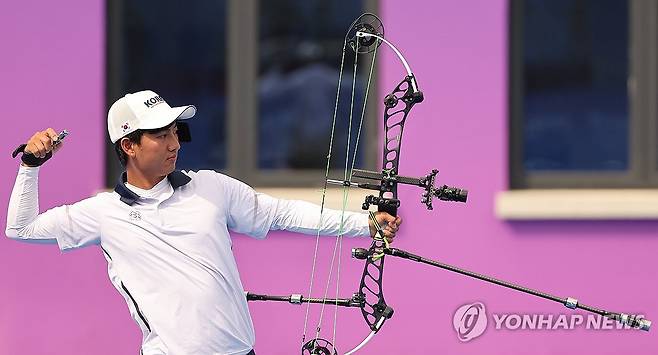 주재훈, '침착하게' (항저우=연합뉴스) 류영석 기자 = 3일 중국 항저우 푸양 인후 스포츠센터에서 열린 2022 항저우 아시안게임 양궁 컴파운드 남자 개인 8강전에서 주재훈이 활시위를 놓고 있다. 2023.10.3 ondol@yna.co.kr