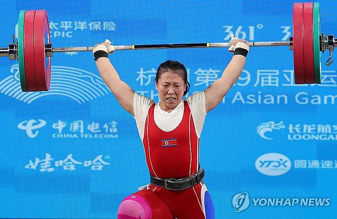 쉽지 않은 도전 (항저우=연합뉴스) 박동주 기자 = 2일 중국 저장성 항저우 샤오산 스포츠센터에서 열린 항저우 아시안게임 역도 여자 64kg급 A그룹 경기 용상 2차 시기에서 북한 림은심이 바벨을 들어올리다 힘겨워하고 있다. 2023.10.2 pdj6635@yna.co.kr