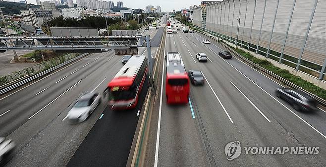 소통 원활한 고속도로 (용인=연합뉴스) 홍기원 기자 = 개천절이자 추석 연휴 마지막 날인 3일 오후 경기도 용인시 경부고속도로 수원신갈IC 부근에서 차량이 이동하고 있다. 
    한국도로공사에 따르면 이날 낮 12시 기준 승용차로 각 지역 요금소에서 서울 요금소까지 예상 시간은 부산 4시간50분, 울산 4시간20분, 대구 3시간40분, 강릉 2시간50분, 목포 3시간50분, 광주 3시간30분, 대전 1시간42분이다. 2023.10.3 xanadu@yna.co.kr