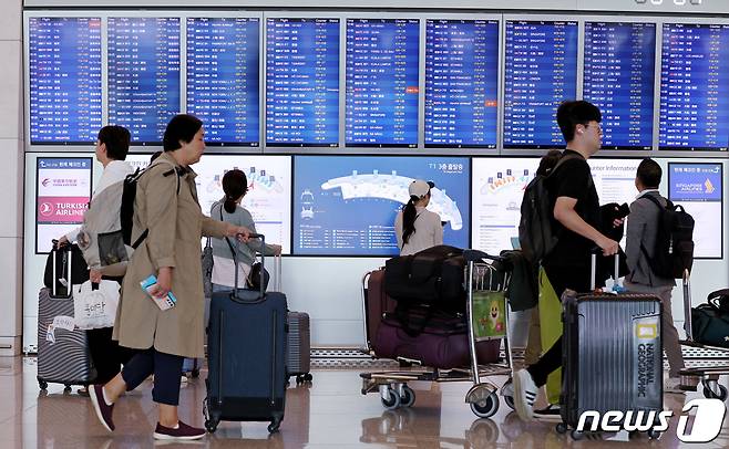 25일 오전 인천국제공항 1터미널 출국장에 해외 여행을 떠나려는 여행객들이 붐비고 있다. 2023.9.25/뉴스1 ⓒ News1 장수영 기자