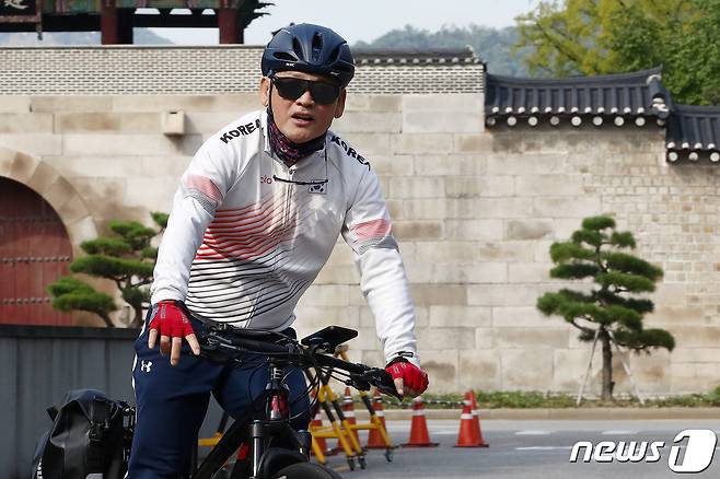 유인촌 문화체육관광부 장관 후보자가 4일 오전 서울 종로구에 마련된 인사청문회 준비 사무실에 자전거를 타고 출근하고 있다. 2023.10.4/뉴스1 ⓒ News1 박세연 기자