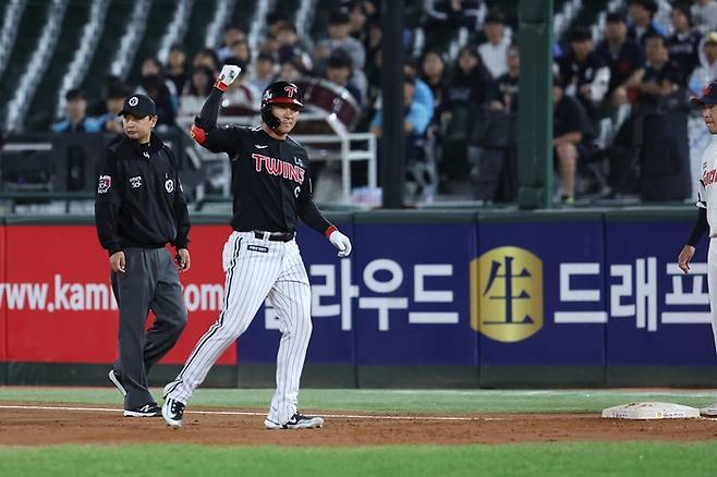 LG 오지환이 4일 사직 롯데전에서 적시타를 터뜨린 후 세리머니하고 있다. 사진 | LG 트윈스