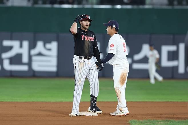 LG 오스틴 딘이 4일 사직 롯데전에서 안타를 친 후 세리머니하고 있다. 사진 | LG 트윈스