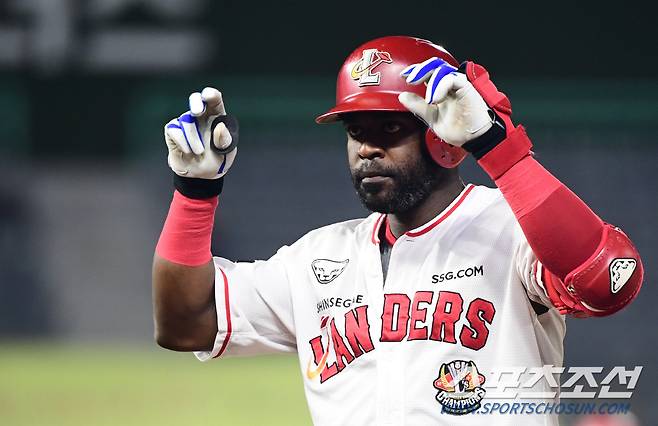 4일 인천SSG랜더스필드에서 열린 NC와 SSG의 경기, SSG 에레디아가 5회말 2사 1,3루에서 1타점 적시타를 치고 있다.  인천=최문영 기자deer@sportschosun.com /2023.10.04/