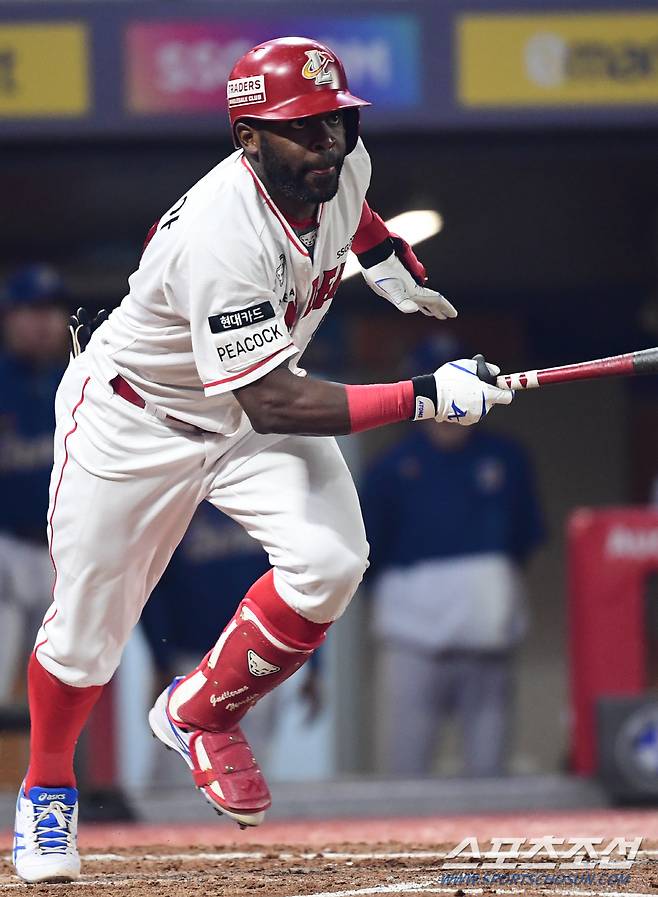 4일 인천SSG랜더스필드에서 열린 NC와 SSG의 경기, SSG 에레디아가 4회말 2사 2루에서 1타점 동점 2루타를 치고 있다.  인천=최문영 기자deer@sportschosun.com /2023.10.04/