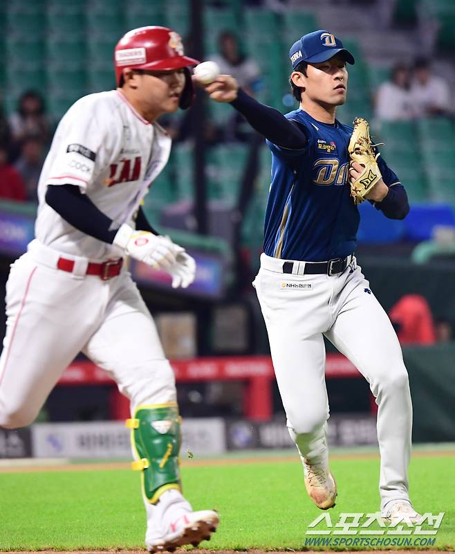 4일 인천SSG랜더스필드에서 열린 NC와 SSG의 경기, NC 투수 류진욱이 6회말 무사 1루에서 김찬형을 땅볼 처리하고 있다.  인천=최문영 기자deer@sportschosun.com /2023.10.04/