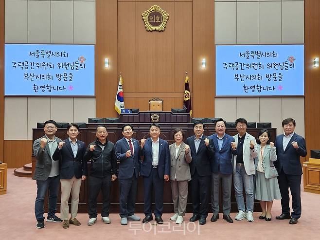 서울시의회 주택공간위원회 위원들이 4일 부산시의회를 방문, 부산시의회 건설교통위원회 위원들과 간담회 개최 후 양 위원회간 정책교류 활성화를 위한 화이팅을 외치고 있다.