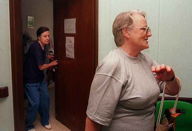 1997년 마가레트(왼쪽)와 마리안느 간호사가 조선일보 취재진을 피하고 있다. 이들은 "경찰을 부르겠다"고 했다. /조선일보DB