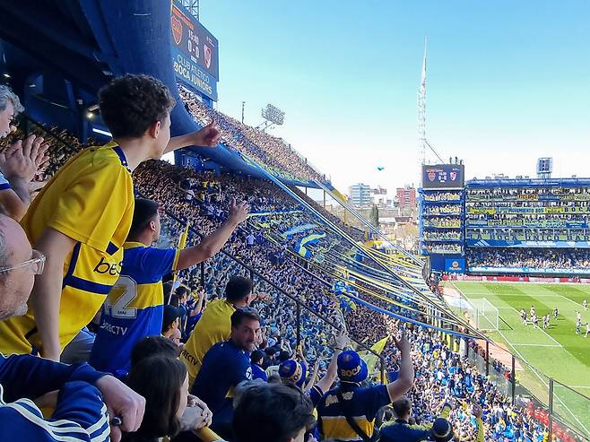 지난 1일(현지 시각) 아르헨티나 수도 부에노스아이레스의 라 봄보네라에서 열린 보카주니어스와 리버플레이트의 '수페르클라시코'. /서유근 특파원