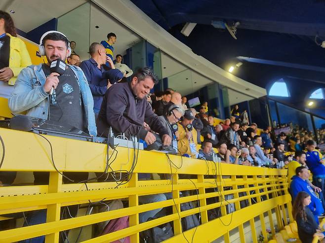 지난 1일(현지 시각) 아르헨티나 수도 부에노스아이레스의 라 봄보네라에서 열린 보카주니어스와 리버플레이트 경기의 기자석 모습. 취재 열기로 가득하다. /서유근 특파원