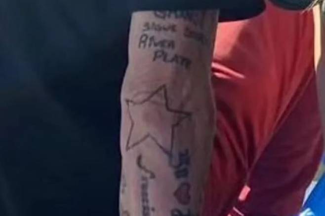 지난 1일(현지 시각) 아르헨티나 수도 부에노스아이레스의 라 봄보네라에서 열린 보카주니어스와 리버플레이트 경기에 몰래 입장했다가 발각된 원정팀 리버플레이트 팬의 팔. 리버플레이트 문신이 새겨져 있다. /트위터