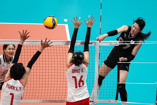 4일 중국 항저우 사범대학 창첸캠퍼스 체육관에서 열린 2022 항저우 아시안게임 여자배구 8강 라운드 한국과 중국의 경기에서 강소휘(오른쪽)가 공격을 시도하고 있다. /뉴스1