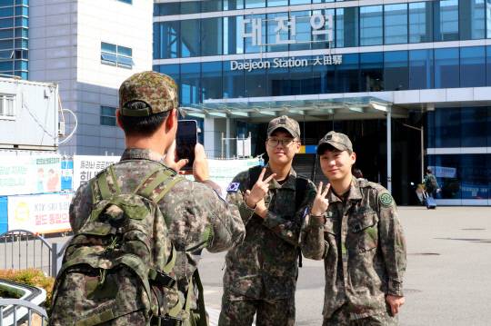 대전역 광장의 전역 기념 포토존에서 군인 3명이 휴대전화로 서로의 모습을 담고 있다. 김영태 기자
