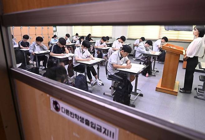 2024학년도 대학수학능력시험 9월 모의 평가가 실시된 6일 오전 경기도 수원시 영통구 효원고등학교에서 고3 학생들이 시험을 치르고 있다.ⓒ뉴시스