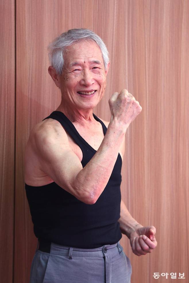 2019년 당시 노익장 과시하는 김영달 씨. 그는 지금도 플랭크와 걷기로 건강한 노년을 만들어 가고 있다. 장승윤 기자 tomato99@donga.com