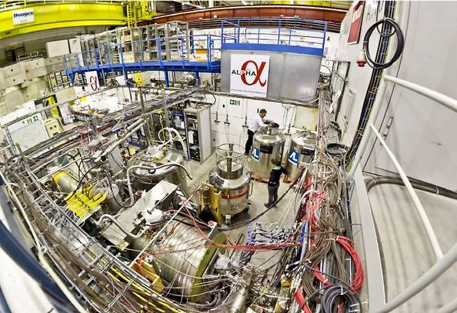 스위스 제네바 유럽입자물리연구소(CERN)에 있는장비인 알파 실험 설비로 반수소 생성 및 물리 특성을 실험한다. CERN 제공