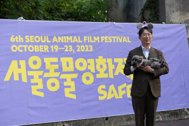 제6회 서울동물영화제 ‘반려견과 함께, SAFF 피크닉’ 행사 진행을 맡은 개그맨 이창호씨가 반려견 자카를 품에 안고 포즈를 취하고 있다. 카라 제공