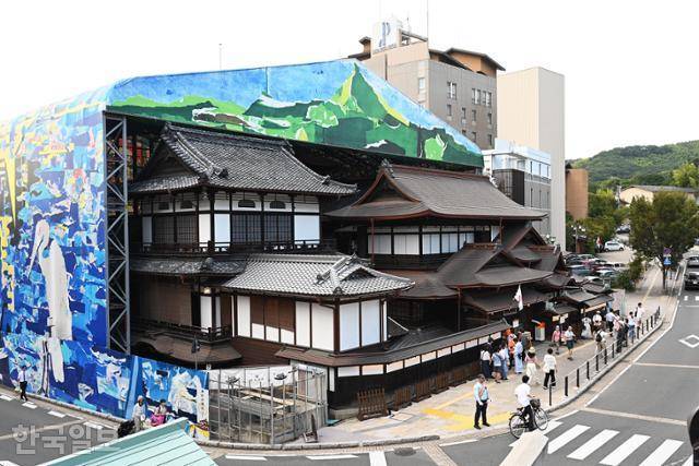 7개 건물을 합체한 도고온천 본관은 한눈에 보기에도 복잡하고 도특한 모양이다.