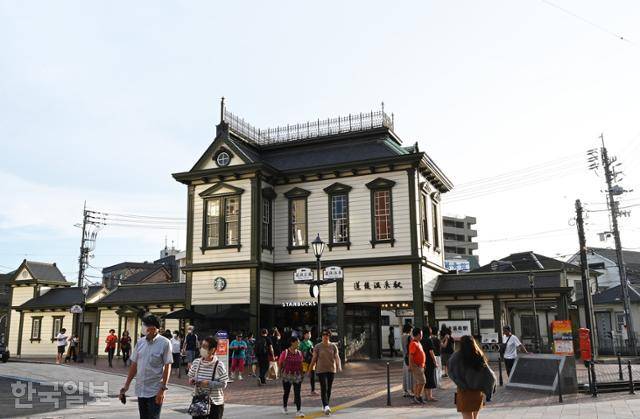 마쓰야마 도고온천 전철역. 스타벅스가 입점해 있다.