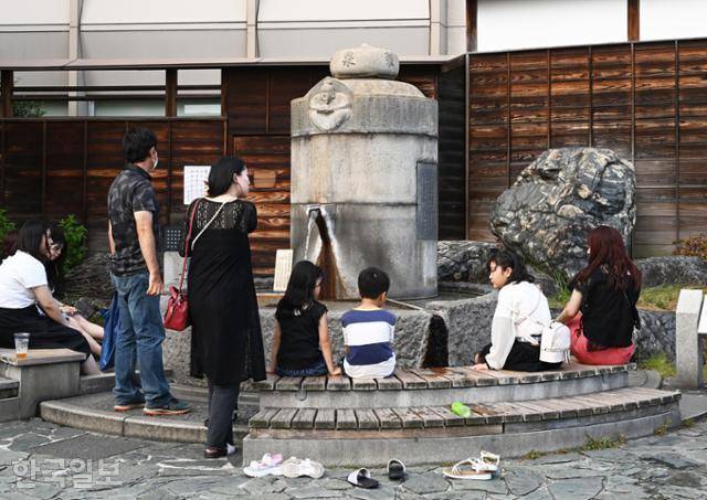 마쓰야마 도고온천 상가 입구의 노천 족욕장.