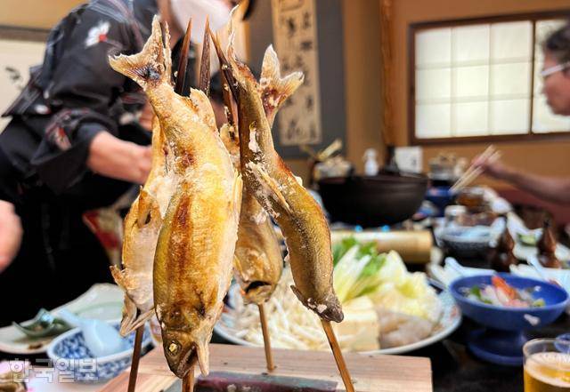 니부카와온천 미카도는 식사와 입욕이 포함된 체험상품을 판매한다. 점심식사로 나온 화로 생선구이.