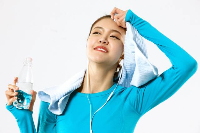 땀 흘리는 운동을 하기 전에 카페인이 든 음료를 마시면 이뇨 작용이 일어나 수분이 지나치게 손실될 수 있다./사진=클립아트코리아