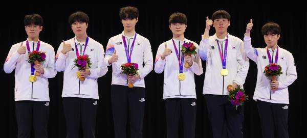 <yonhap photo-3647="">2022 항저우 아시안게임 리그 오브 레전드 국가대표 선수들이 지난달 29일 금메달을 딴 뒤 기념촬영을 하는 모습. 왼쪽부터 '제우스' 최우제, '카나비' 서진혁, '쵸비' 정지훈, '페이커' 이상혁, '룰러' 박재혁, '케리아' 류민석. 연합뉴스</yonhap>