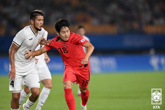 이강인이 돌파를 시도하고 있다. [사진=대한축구협회]