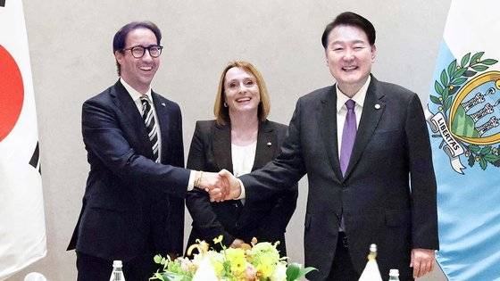 윤석열 대통령이 지난달 18일(현지시간) 뉴욕에서 열린 한·산마리노 양자회담에서 스카라노 집정관(왼쪽), 톤니니 집정관(가운데)과 악수하며 기념 촬영을 하고 있다. 연합뉴스