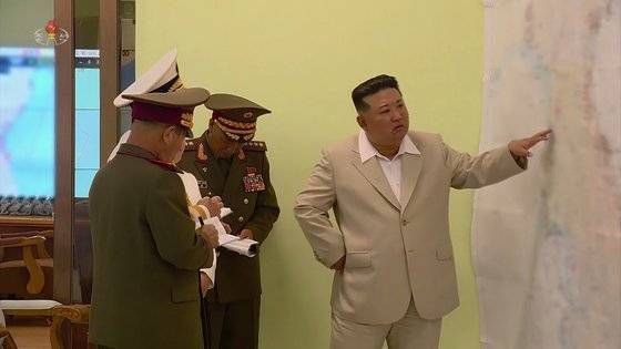 김정은 북한 국무위원장이 지난 8월 27일 북한 해군절(8.28)을 맞아 해군사령부 작전지휘소를 방문해 모자이크 처리된 한반도 지도를 손으로 가리키는 모습. 조선중앙TV 캡처, 연합뉴스