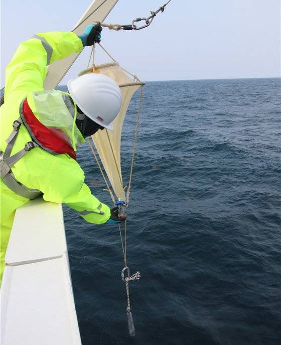 동해에서 식물플랑크톤 채집 중인 국립수산과학원 연구팀. 국립수산과학