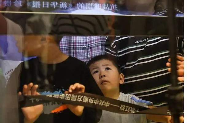 ‘홍색 관광지’ 중 하나인 ‘충칭 홍옌 혁명 역사박물관’을 관람하는 어린이 (출처:충칭르바오)