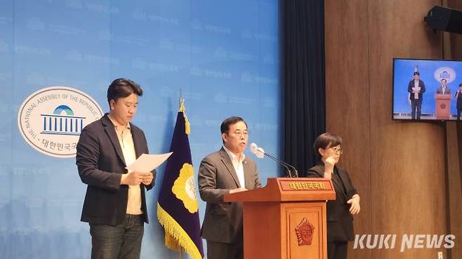 국회 과학기술정보방송통신위원회 여당 간사인 국민의힘 박성중 의원이 4일 서울 여의도 국회 소통관에서 포털 '다음' 축구 한중전 응원 논란과 관련 기자회견을 하고 있다.&nbsp; &nbsp;사진=황인성 기자