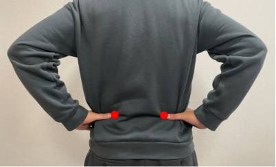 허리 통증 완화에 도움 되는 신수혈(빨간색 위) 지압법. /사진=창원자생한방병원