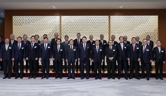 [도쿄=뉴시스] 전신 기자 = 윤석열 대통령이 17일 도쿄 게이단렌 회관에서 열린 한일 비즈니스 라운드테이블에서 참석자들과 기념촬영하고 있다. 2023.03.17.