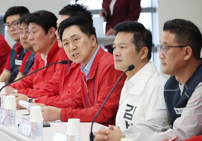 3일 국민의힘의 김태우 강서구청장 보궐선거 후보 사무실에서 열린 ‘국민의힘-한국공항공사 자회사 전국공항노동조합 간담회’에서 김기현 대표가 인사말을 하고 있다. [연합]