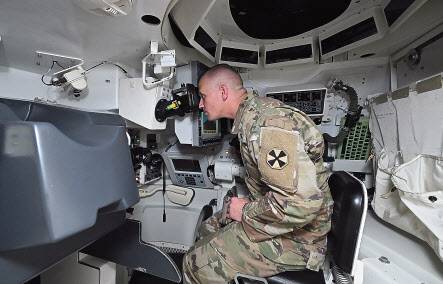 한 주한미군 장교가 MIA2전차나 브래들리 장갑차 등 기갑장비의 좌석과 조종간 등 내부 구성을 똑같이 구현한 시뮬레이터를 시연하고 있다. 평택=임세준 기자